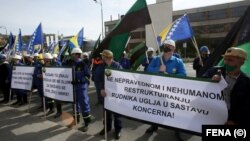 Na protestima ispred zgrade Vlade FBiH učestvuju predstavnici sindikata i rudara sedam rudnika u sastavu Elektroprivrede BiH