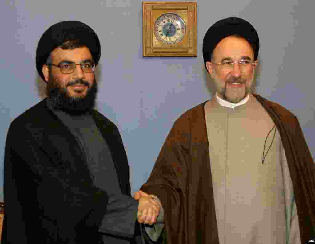 دیدار حسن نصرالله با محمد خاتمی، رئیس‌جمهور وقت ایران، در کنفرانس «حمایت از انتفاضه»، اردیبهشت ۱۳۸۰. در این دیدار نصرالله گفت که موفقیت حزب‌الله در بیرون راندن اسرائیل از جنوب لبنان باید به‌عنوان الگویی برای مبارزات فلسطینی‌ها باشد. 