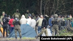 Poljske bezbednosne snage na granici sa Belorusijom sprečavaju ulazak migranata i izbeglica, 1. septembar 2021. 