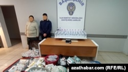 Жасалма арак-шарап сатууга шектелип Түркмөнстандын эки жараны кармалды.