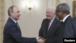 Володимир Путін з Джиммі Картером і Кофі Аннаном у Москві, 29 квітня 2015 року