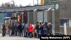 Ruski državljani ispred ambasade SAD u Moskvi 