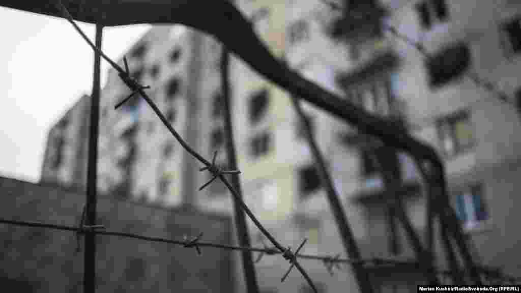 Авдеевские девятиэтажки в 2014 году попали под танковый обстрел поддерживаемых Россией сепаратистов, позже они стали свидетелями боев за донецкий аэропорт, сейчас из их окон видно промышленную зону. По этой «колючкой» дом, в который вернулись местные жители. Остались жить те, чьи квартиры не пострадали от боев
