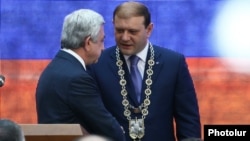 Armenia - Yerevan Mayor Taron Markarian (R) is congratulated by President Serzh Sarkisian after being sworn in for another term, 12Jun2017.