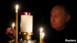 Путин терактта каза тапкандар үчүн шам жагууда. Москва, 24-март 2024-жыл