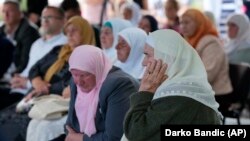 Un grup de femei din Srebenica urmăresc live verdictul în cazul lui Ratko Mladic, comandantul trupelor paramilitare sârbești, responsabile pentru uciderea a peste 8.000 de persoane la Srebenica. Printre cei uciși se numără soți, copii, rude dar și prieteni de-ai acestora. Fotografie realizată la data de 8 iunie 2021.