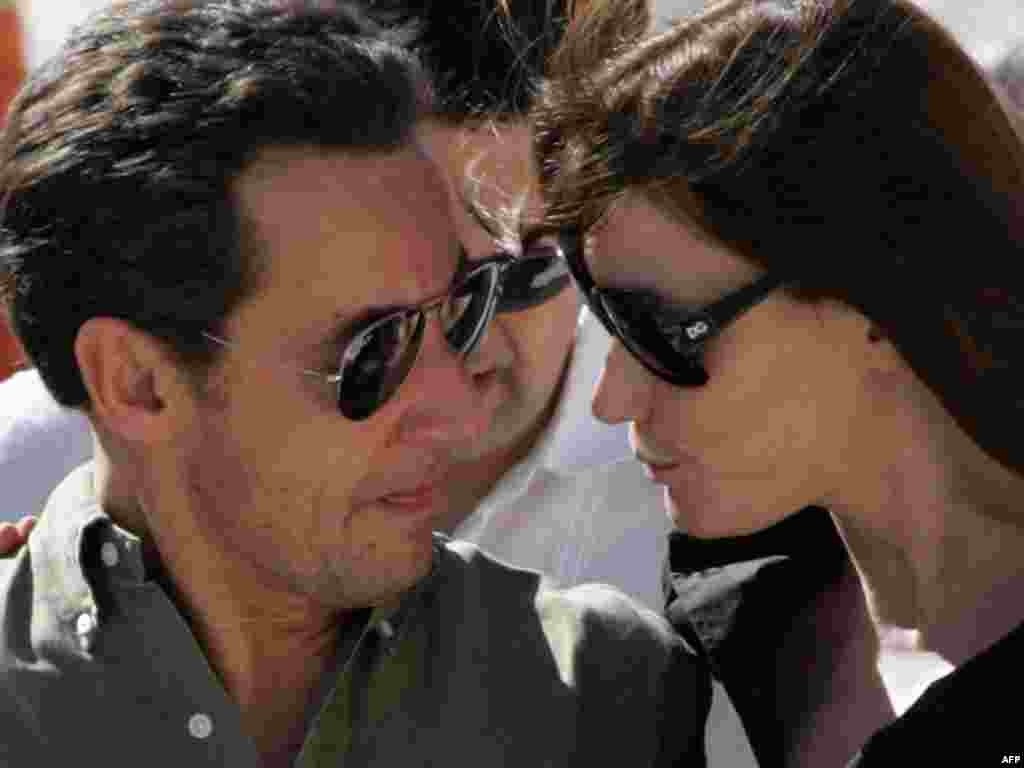 Prezident Nicolas Sarkozy keçmiş modelyer olan sevgilisi Carla Bruni ilə, 27 dekabr 2007