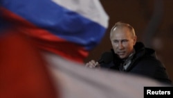 В.Путин Манеж аянтында тарапкерлерине ыраазычылык билдирип, көзүнө жаш алды. Москва, 4-март 2012-жыл.