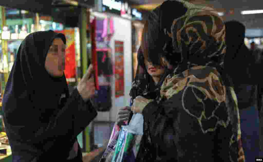 "Namünasib" geyidniyi üçün saxlanan Tehran sakinləri. 