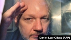 Մեծ Բրիտանիա - WikiLeaks-ի հիմնադիր Ջուլիան Ասանժին դատարանից փոխադրում են բանտ, Լոնդոն, 1-ը մայիսի, 2019թ. 