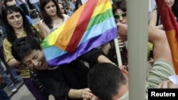С приближением намеченной даты угрозы в адрес организаторов мероприятия стали звучать все чаще: прошлогоднее шествие борцов с гомофобией завершилось избиением его участников