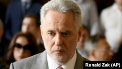 Речниця суду пояснила, що повільний розгляд справи частково обумовлений зміною судді, який її вів