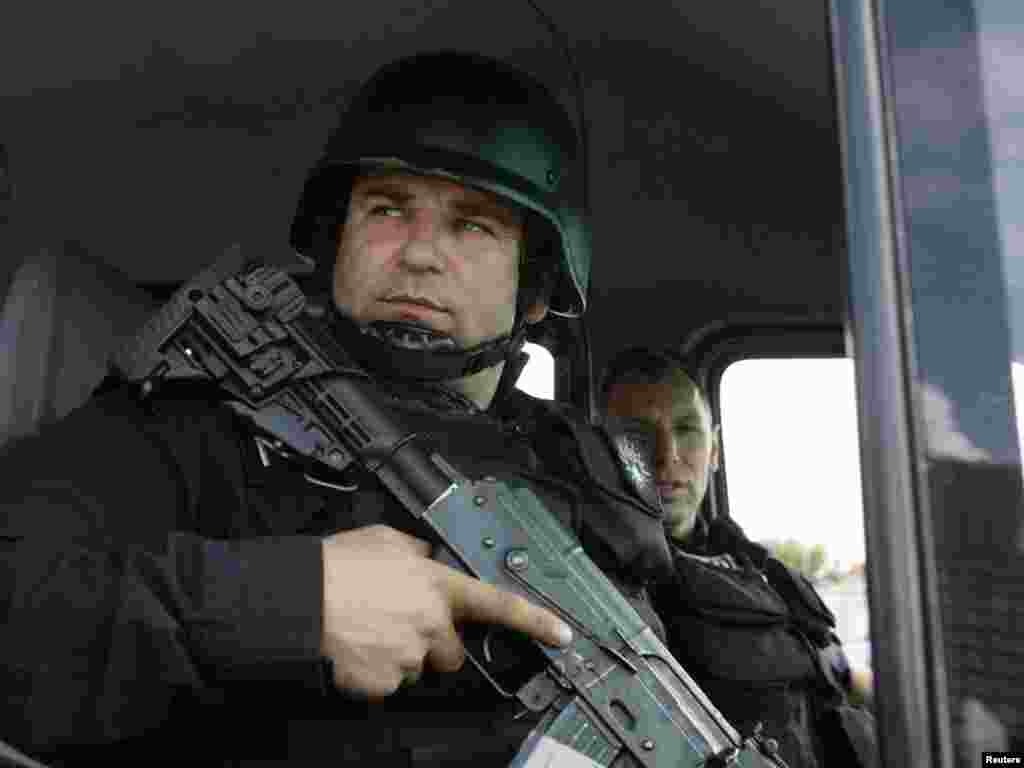 Snage kosovske specijalne policije u Mitrovici, 26.07.2011. Foto: Reuters / Hazir Reka