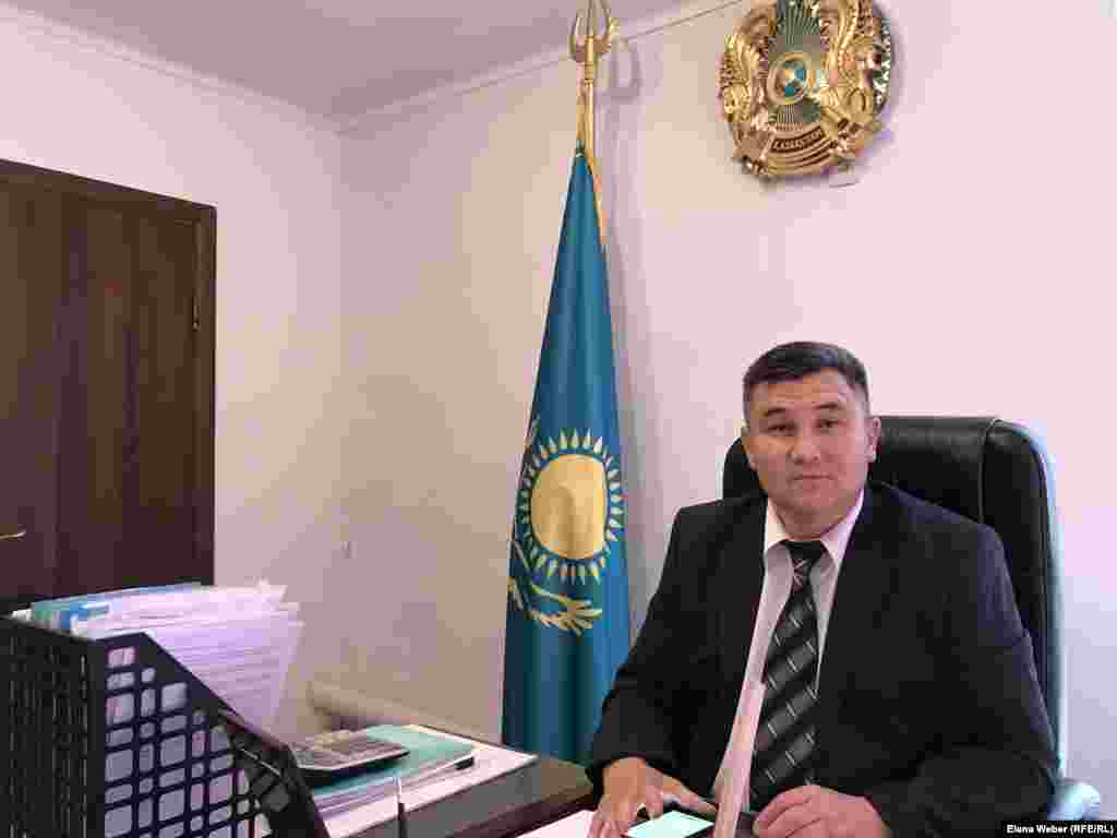 В конце июня жителей поставили в известность, что комиссия не выявила нарушений экологических и санитарных норм. Аким поселка Жайрем, куда также относится и малый поселок Старый Жайрем, в частности, сообщил: - Экспертизу проводили экологи, у которых было специальное оборудование, они делали замеры, и санэпидемстанция. Около двух недель была комиссия. За это время было 7 взрывов. Нарушений не выявлено. У предприятия есть план взрывов, они же не остановят работу. Будем по возможности присутствовать теперь при каждом взрыве, наблюдать. Но вопрос о переселении у нас не стоит, жить можно, - сказал репортеру Азаттыка аким поселка Жайрем Аманказы Наукенов. 