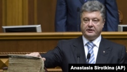Ukrainian President Petro Poroshenko (file photo)