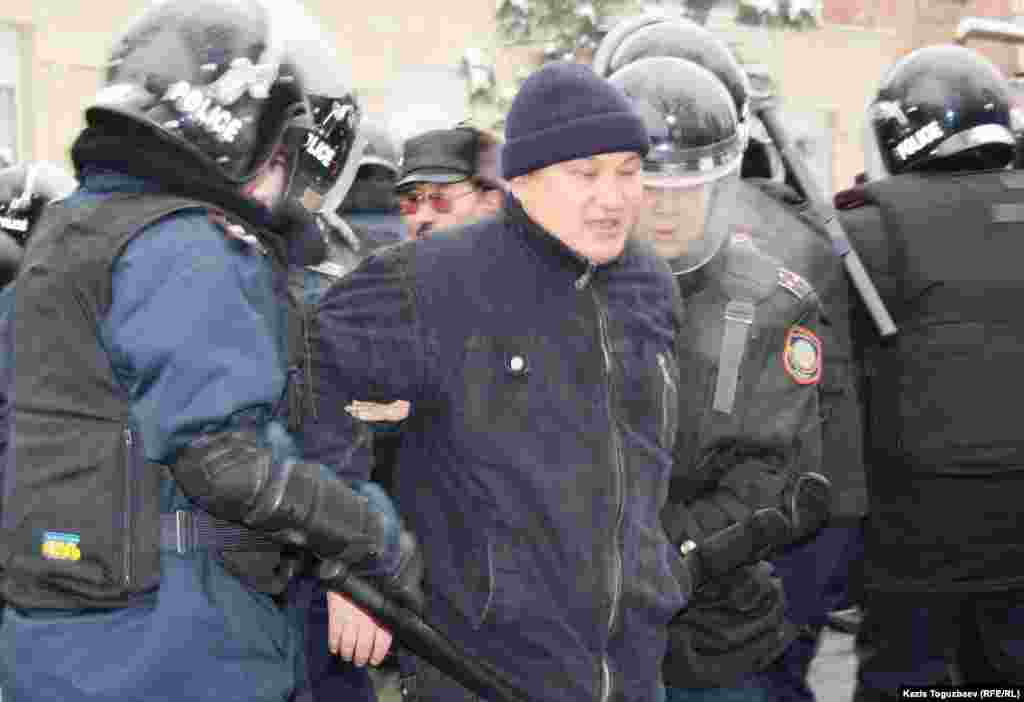 Полицейские задерживают людей, решивших выразить протест действиям властей в Жанаозене.