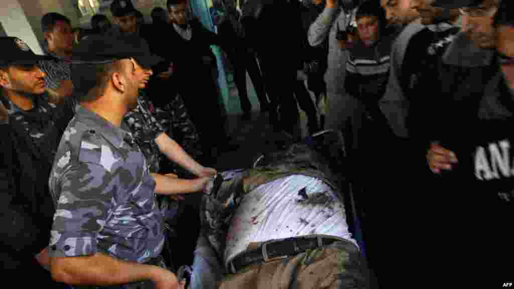 Palestina - Tijelo komandanta vojnog krila Hamasa Ahmaed Jaabarija, koji je ubijen u napadu izraelske vojske, Gaza, 14. novembar 2012. Foto: AFP / Mohammed Abed