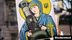 Системите Javelin бяха митологизирани в Украйна. Те изиграха основна роля в първата фаза на войната и помогнаха за унищожаването на множество руски танкове. Снимката показва плакат от протест в Лондон с искания за по-тежки санкции срещу Москва и предоставяне на оръжие за Киев