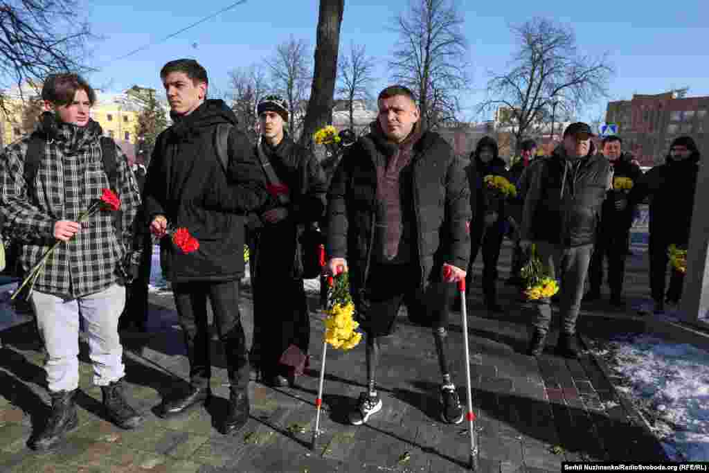 2014-жылдагы Евромайданды эскерүүгө келаткан тургундар. 20-февраль, 2025-жыл. 2013-2014-жылдардагы элдик нааразылыктын аркасында Москванын көзүн караган украин президент Виктор Янукович бийликтен куулган. Орусия Крым жарым аралын аннексиялап алып, Донбасс аймагында жаңжал башталган. 2022-жылы 24-февралда Орусия Украинага ар тараптан басып кирип, согуш баштаган. 