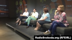 Головний редактор і співзасновник проекту StopFake.org Євген Федченко, консультант зі стратегічних комунікацій Ярина Ключковська та pедактор фактчек проекту Voxcheck Олена Шкарпова (праворуч) під час дискусії Fake News Defending Truth у Києві