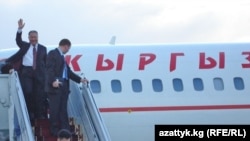 Германияга дарыланууга кеткен Курманбек Бакиев Кыргызстанга кайтып келди. Бишкек, 2008-жылдын 28-марты.