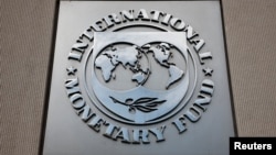 Sigla Fondului Monetar Internațional (FMI) de la sediul său din Washington, D.C.
