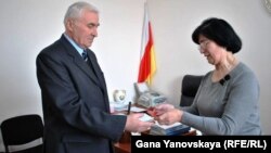 Председатель Центризбиркома Бела Плиева лично вручила первое кандидатское удостоверение официально зарегистрированному кандидату