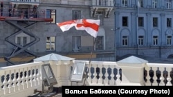 Нацыянальны сьцяг на бальконе Купалаўскага. Пратэст супрацоўнікаў тэатру 17 жніўня 2020