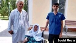 Шарофат Қодирова ҳангоми гусел аз бемористон ба хонааш