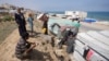 Palestinieni strămutați, lângă corturile din tabăra Deir al-Balah, în centrul Fâșiei Gaza. 3 iunie 2024