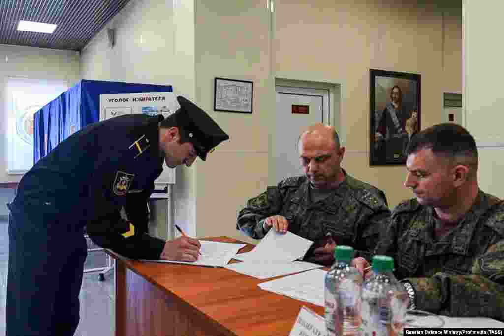 Ռուս նավաստին քվեարկում է 2024 թվականի մարտի նախագահական ընտրություններում Պետրոս Առաջինի դիմանկարի մոտ՝ Տարտուսի ռազմածովային օբյեկտում։ 2017 թվականին Ռուսաստանը Հմեյմիմ ավիաբազայի և Տարտուս ռազմածովային օբյեկտի 49 տարվա վարձակալության մասին պայմանագիր է կնքել։ Տարտուսի օբյեկտը հիմնվել է Խորհրդային Միության կողմից 1971 թվականին։ Այդ համաձայնագրերն անիմաստ են դարձել Սիրիայում Ասադի իշխանության փլուզումից հետո։ 