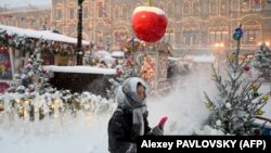 Москванын ызгаарында Кызыл аянтта жүргөн кыз. 3-декабрь, 2023-жыл. 