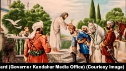 پير صابر شاه پر احمد شاه بابا لاس کښېښود او ويې ويل چې خدای پاک احمد خان په تاسو ټولو کې ستر او شريف پیدا کړی دی او په ده کې د رهبرۍ جوهر شته.