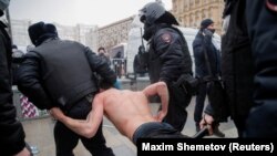 Окрім учасників акцій, поліція превентивно затримує опозиційних активістів і співробітників регіональних штабів прихильників Навального, повідомляє російська служба Радіо Свобода