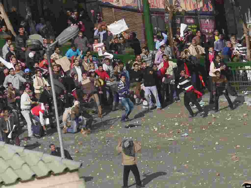 Sukob pristalica i protivnika egipatskog predsjednika Hosni Mubaraka na kairskom Tahrir trgu, 02.02.2011.