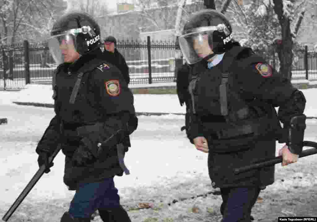Спецподразделения в Алматы у офиса президентской партии "Нур Отан", 18 декабря.