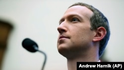 CEO-ul Facebook, Mark Zuckerberg, în timpul unei mărturii în fața Comisiei pentru Servicii Financiare a Camerei Reprezentanților - Washington, 23 octombrie 2019 