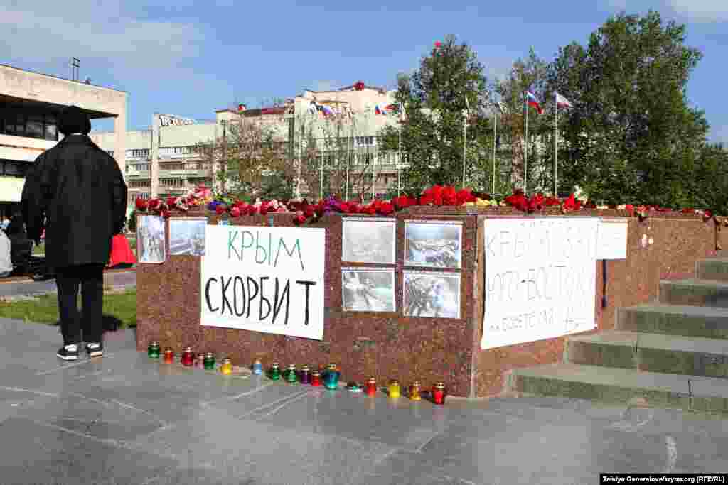 Плакат «Крым скорбит» 