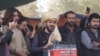 مانسهره کې یو شمېر کسانو د منظور پښتین او ملګرو پر ګاډي کاڼي ورولي