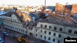 Zgrada je teško oštećena u udaru ruskih raketa u centru Harkiva 17. januara 2024.