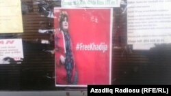 Şəkidə jurnalist Xədicə İsmayıla dəstək aksiyası çərçivəsində yayılan plakatlar. 