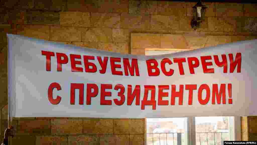 Лозунги на их плакатах гласили: «Президент! Защити от сноса наши дома и мечеть», «Президент! Останови произвол крымских властей», «Требуем встречи с президентом»