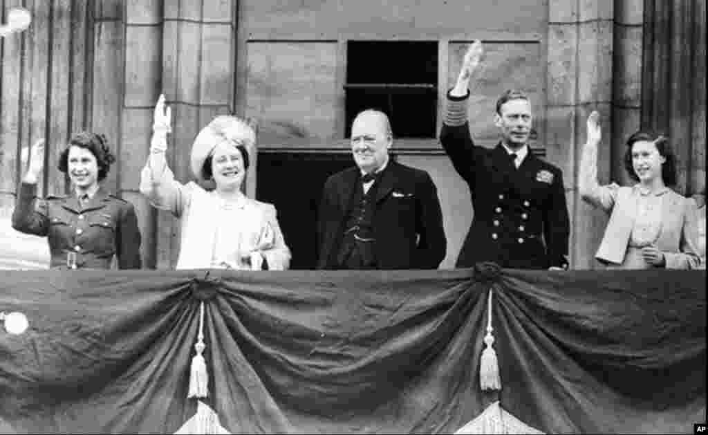 Primul ministru Winston Churchill s-a alăturat familiei regale a Marii Britanii pentru uralele din fața Palatului Buckingham. În acea seară, viitoarea regină Elisabeta a II-a (stânga) și prințesa Margareta (dreapta) au petrecut împreună cu oamenii din mulțime. Elizabeth a descris experiența drept „una dintre cele mai memorabile nopți ale vieții mele”. 