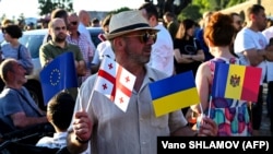 Վրացի ցուցարարը Եվրամիության, Վրաստանի, Ուկրաինայի և Մոլդովայի դրոշակներով, արխիվ