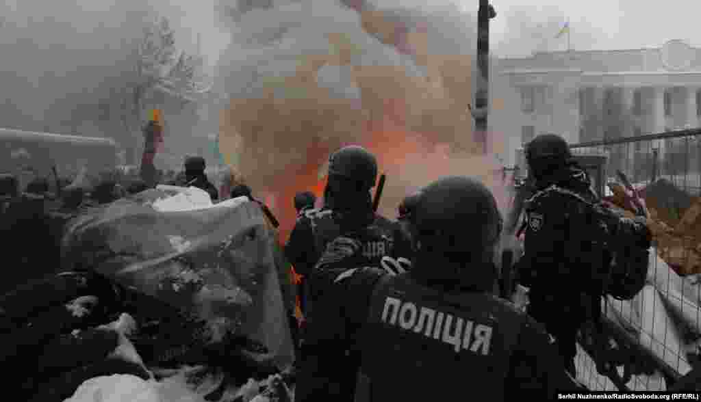 112 людей затримали під час сутичок у наметовому містечку біля будівлі Верховної Ради. Дев’ятеро шпиталізовані – п’ятеро жителів наметового містечка та четверо співробітників правоохоронних органів. Київ, 3 березня 2018 року ПЕРЕГЛЯНЬТЕ ФОТОГАЛЕРЕЮ