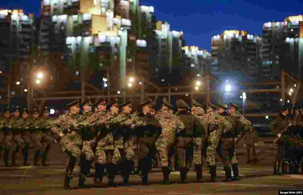 16 квітня, Мінськ. Білоруська почесна варта проводить тренування до Дня перемоги. На тлі пандемії армія продовжує готуватися до 9 травня, щоб відзначити 75-у річницю закінчення Другої світової війни у Європі