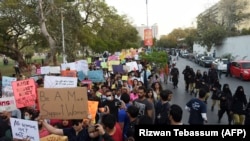 په پاکستان کې له یوشمېر کلونو راهیسې د هرې مارچ میاشتې پر اتمه عورت مارچ ترسره کېږي. (انځور: د ۲۰۲۰م کال د کراچۍ عورت مارچ دی)