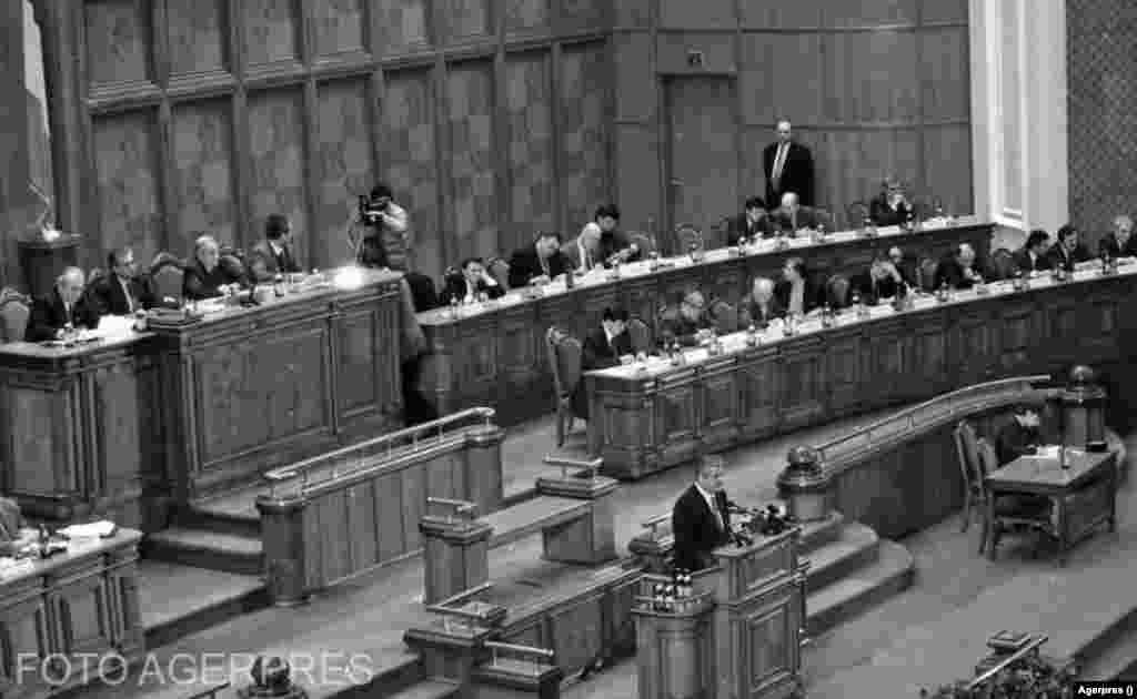 Legislatura 1996-2000 - cele mai importante legi adoptate: Legea privind privatizarea societăților comerciale (Legea nr. 145/1997), Legea privind organizarea judiciară (Legea nr. 36/1998), Legea privind sistemul public de pensii și alte drepturi de asigurări sociale (Legea nr. 76/2000), Legea referendumului (Legea nr. 3/2000), Legea privind combaterea corupției (Legea nr. 78/2000), Legea privind organizarea și funcționarea Ministerului Apărării Naționale (Legea nr. 1/1999). În imagine, dezbateri în Parlament pentru Legea Privatizării, din 1998. 