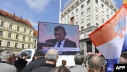 Zagrepčani prate prijenos izircanja presude hrvatskim generalim iz haške sudnice, 15. travnja 2011.