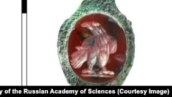 Un inel străvechi, cu decorațiuni de carnelian, găsit la necropola Front-3.